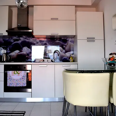 - Charming With Sea View And Private Parking Apartman *
