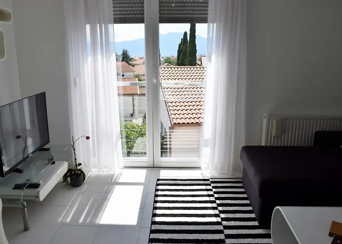 - Charming With Sea View And Private Parking